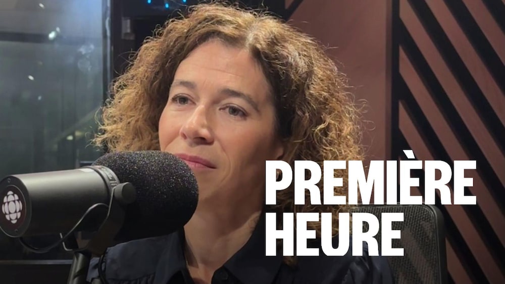 Une femme assise dans un studio radio.