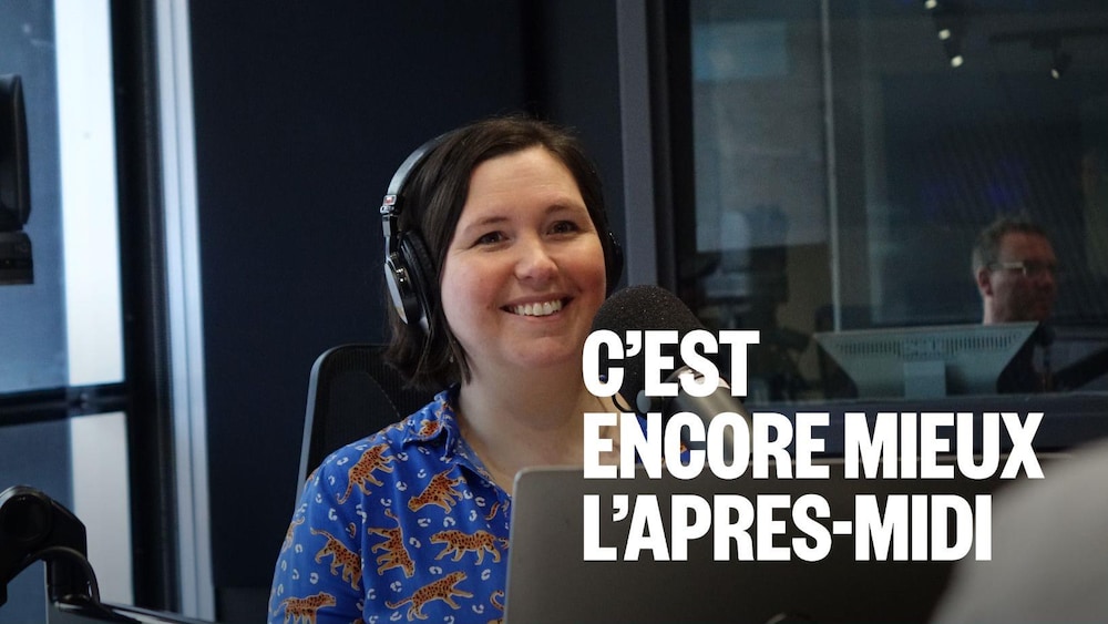 Une femme assise dans un studio radio.