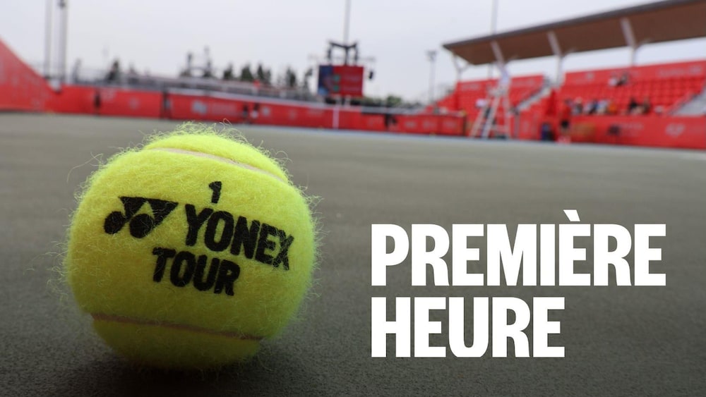 Une balle de tennis sur le court de tennis central du Challenger Banque Nationale de Québec.