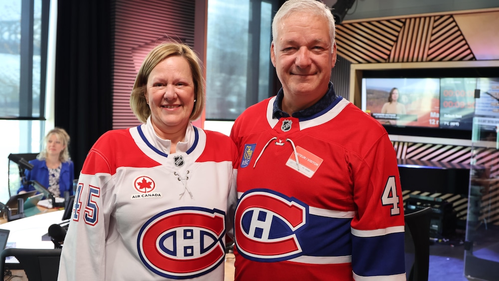 Les parents d'Alexandre Carrier vêtus des chandails des Canadiens.