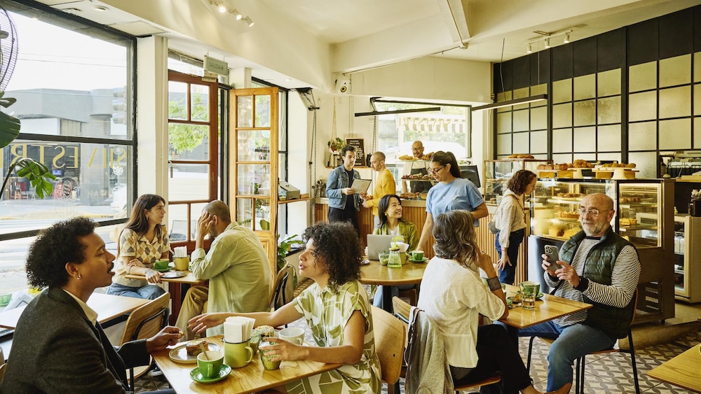 Des personnes attablées dans un restaurant.