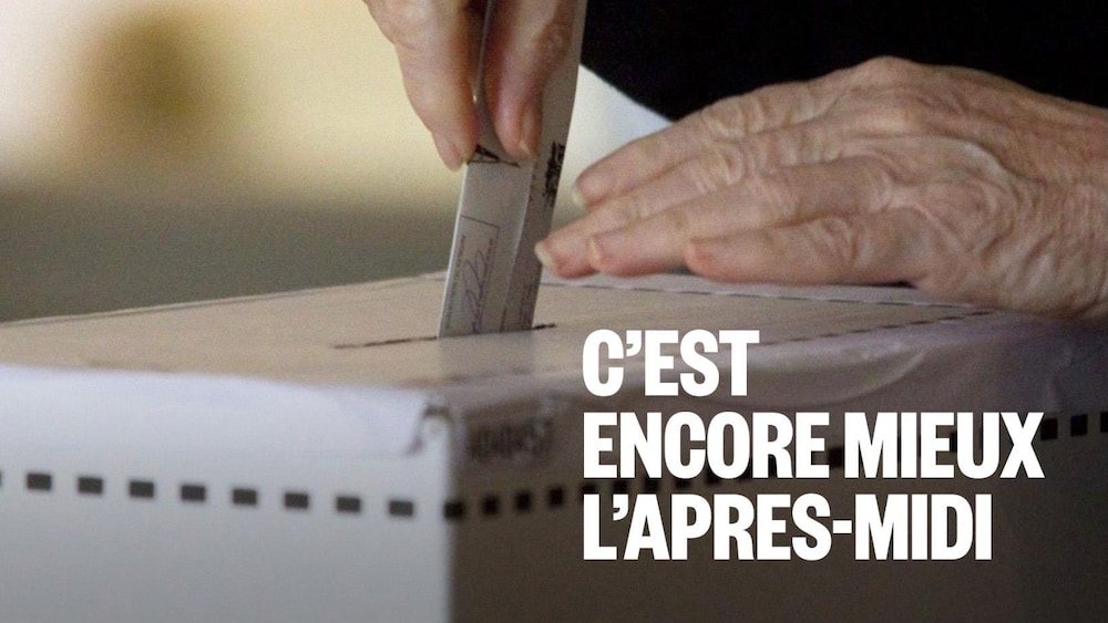 Une femme dépose son bulletin de vote dans une boite de scrutin. 