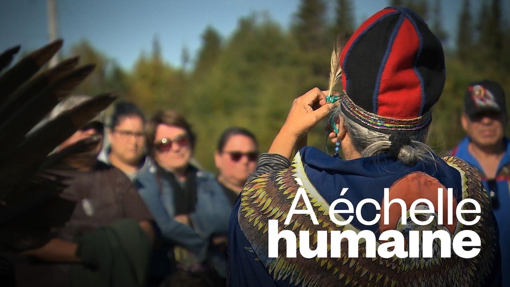 Une femme porte des habits traditionnels autochtones. 