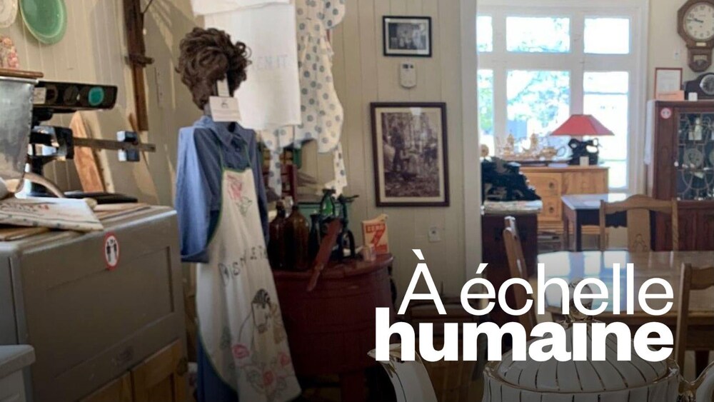 Vêtements et artefacts exposés dans l'écomusée