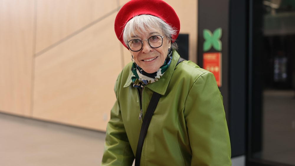Louise Forestier sourit à la caméra.