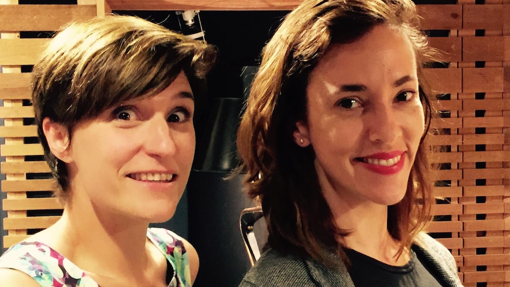 Salomé Corbo et Catherine Pogonat sourient dans un studio de radio.