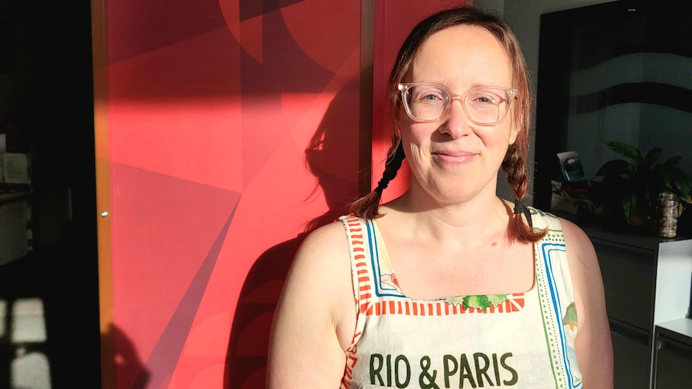 Sara Leclerc dans le studio de Radio-Canada à Matane.