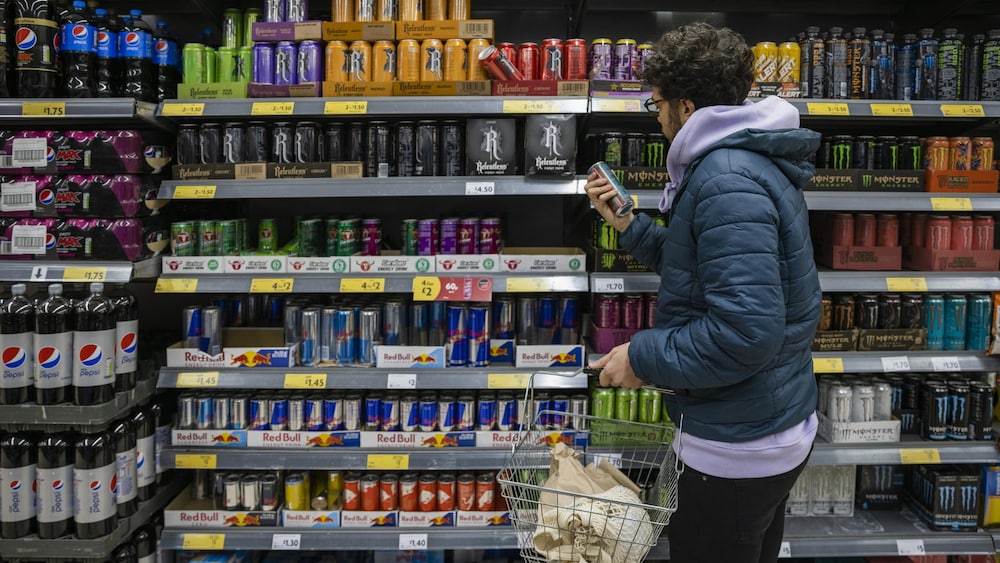 Des boissons énergisantes sur des tablettes d'épicerie.