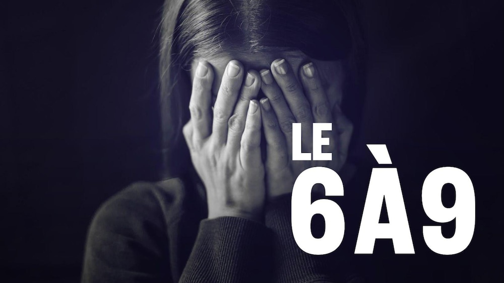 Une femme, la tête dans les mains.