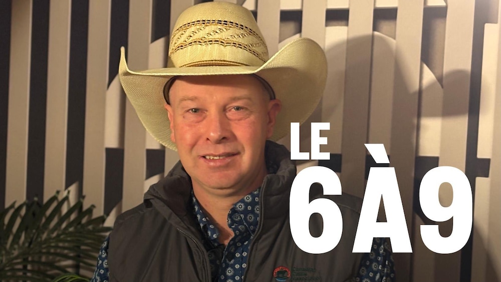 Un homme avec un chapeau de cowboy regarde l'objectif de l'appareil photo.