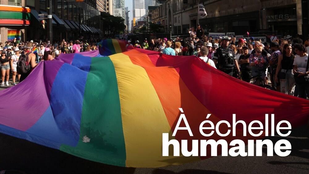 Un immense drapeau aux couleurs LGBTQIA+.