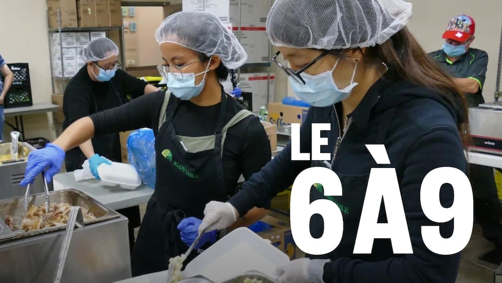 Des hommes et des femmes préparent des repas.