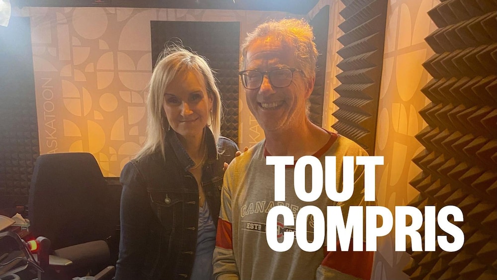 Deux personnes se tiennent debout dans un studio d'enregistrement.