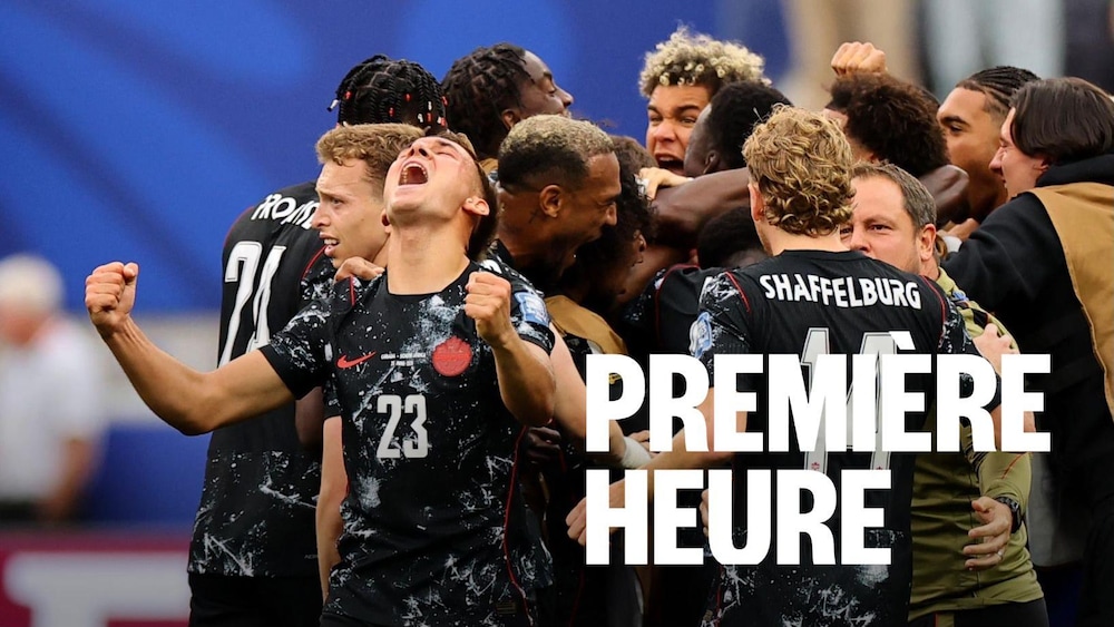 Des joueurs célèbrent la victoire. 
