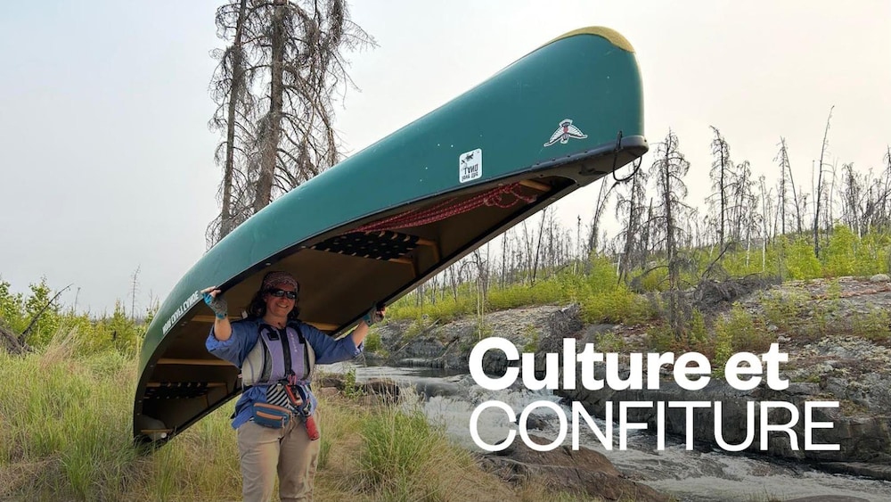 Une adepte du canoe-camping aux T.N.O.