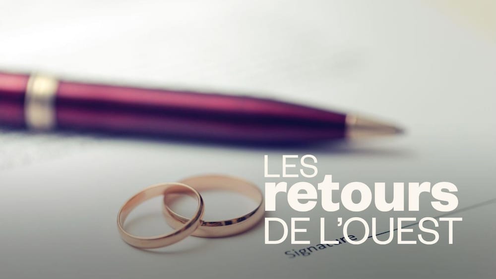 Photo d'un contrat de mariage avec deux bagues de fiançailles et un stylo.