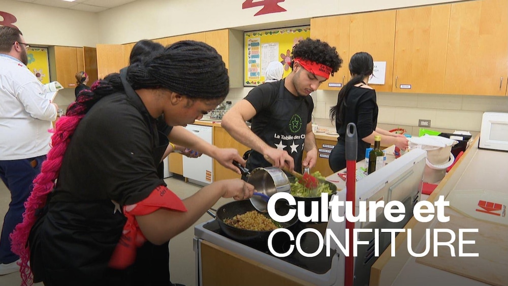 Des élèves du Collège West High, venant d'Halifax, s'activent à cuisiner un plat spécial durant la compétition  «les brigades culinaires » de la Tablée des chefs. L'évènement se déroule à l'école Valley Gardens à Winnipeg. 