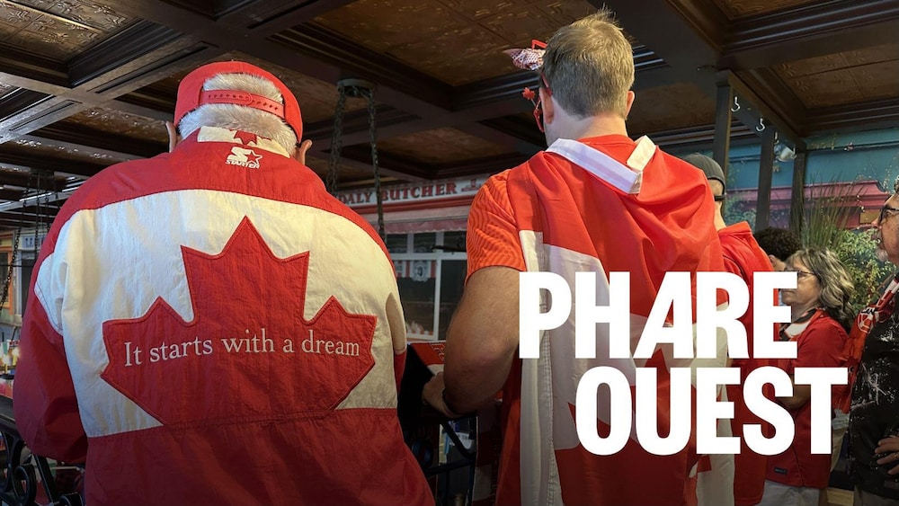 Des supporteurs de l'équipe du Canada, de dos, au pub irlandais, Fionn MacCool's, à Vancouver, le 18 juin.