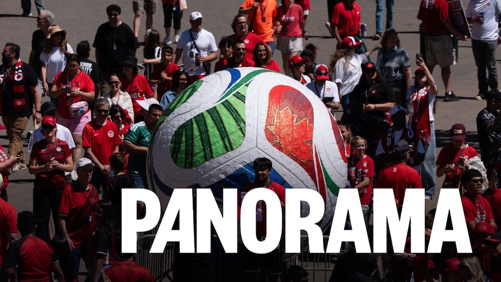 Des supporters se rassemblent devant le BC Place avant le match de phase de groupes de la Coupe du Monde de la FIFA 2026 opposant le Canada au Qatar à Vancouver, le jeudi 18 juin 2026. 
