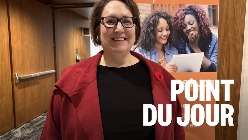 Une femme se tient debout dans un bureau.