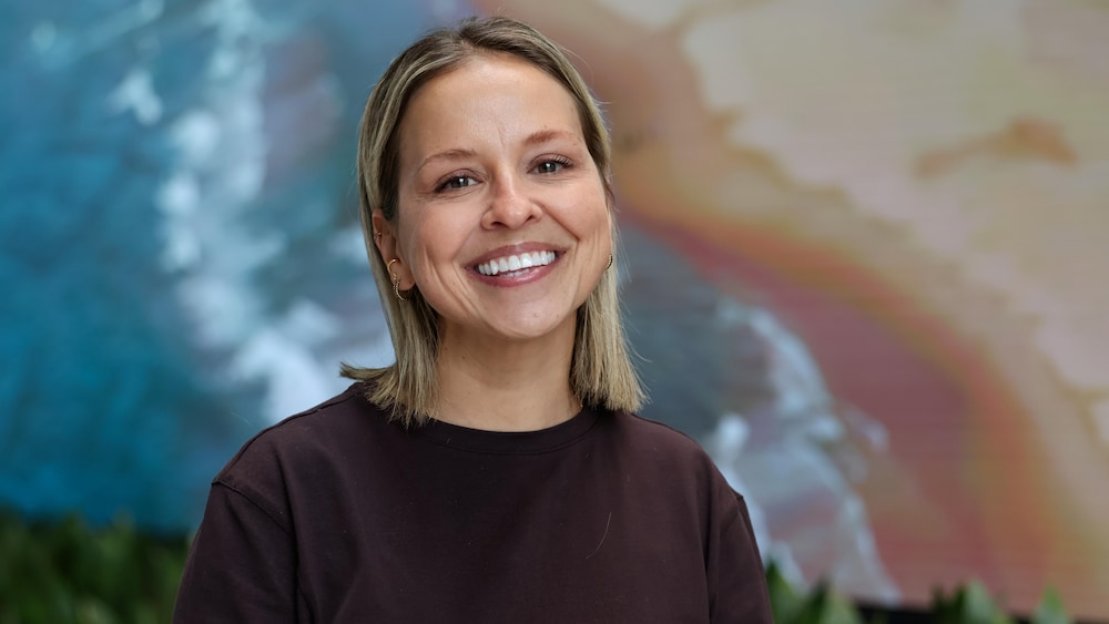 Isabelle Deschamps Plante, souriant pour la photo.
