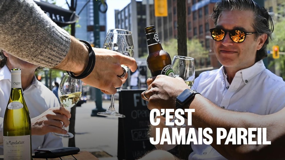 Des amis réunis par une belle journée ensoleillée portent un toast.