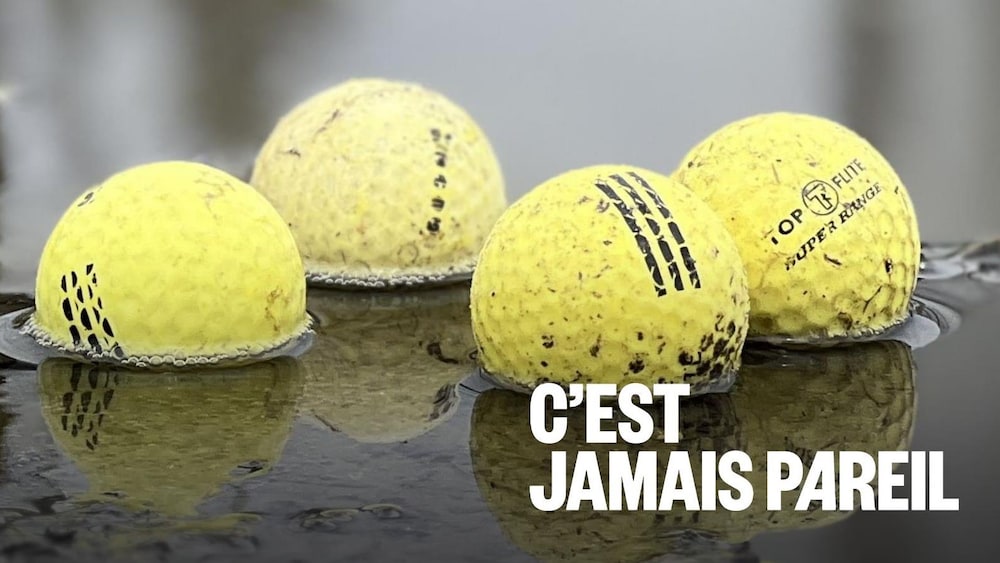 Des balles de golf se trouvent dans une flaque d'eau.
