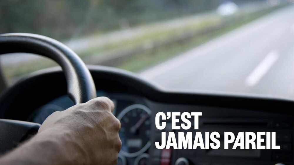 Un camionneur est au volant de son poids lourd.