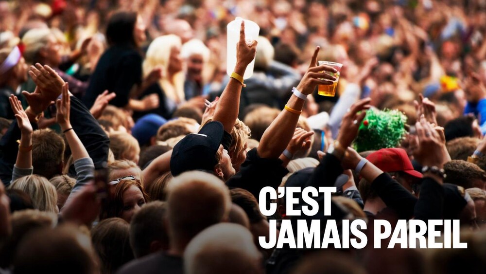 Des festivaliers assistent à un spectacle. 