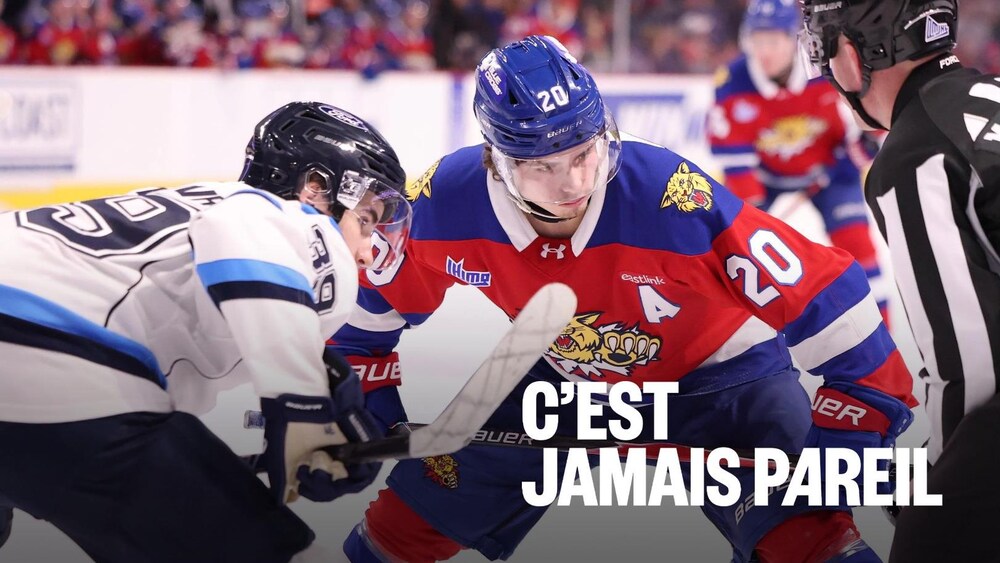 Des hockeyeurs patientent avant la mise au jeu. 