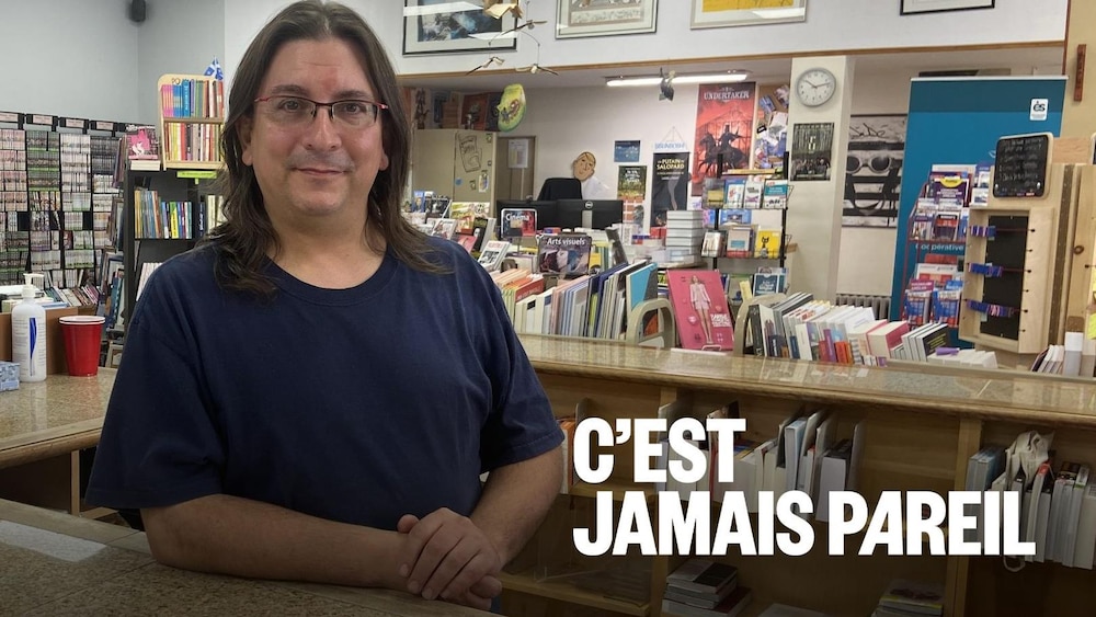 Le libraire Shannon Desbiens affiche un sourire discret.