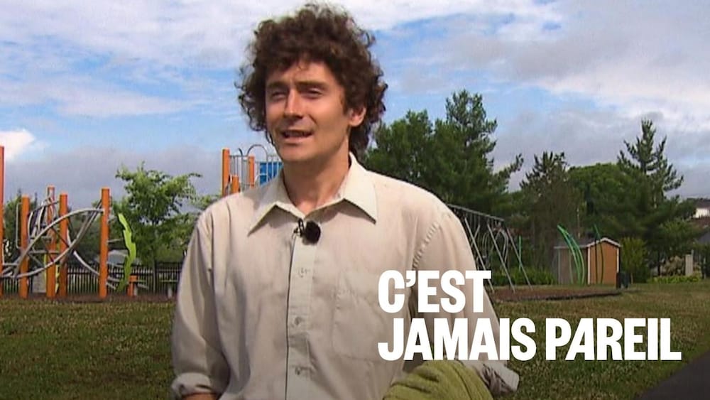 L'artiste Simon Duchesne, du groupe Marie Céleste, se trouve à l'extérieur.