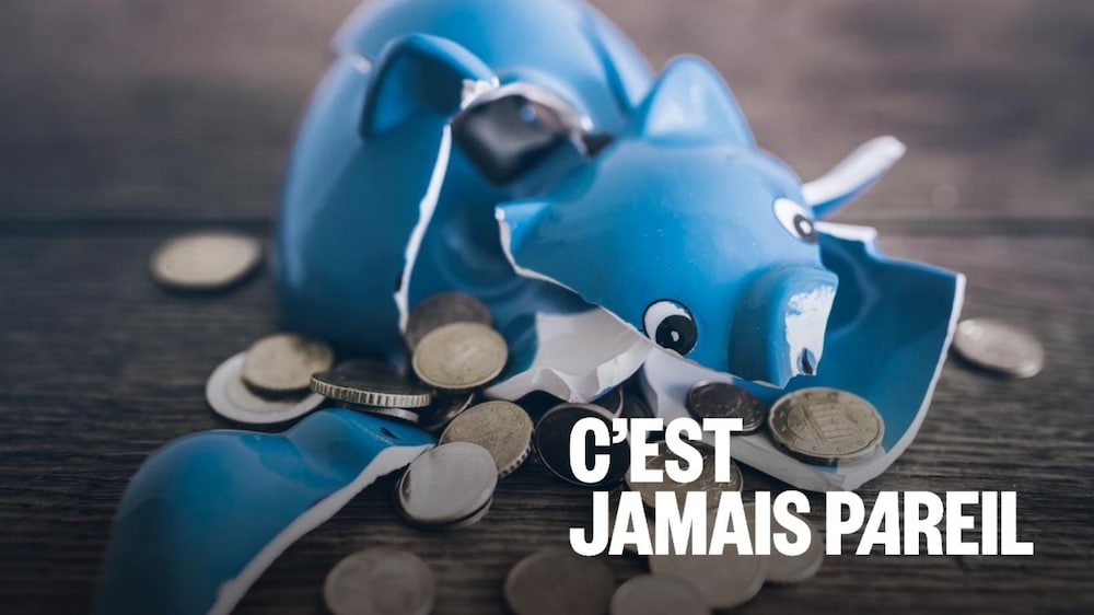 Une tirelire est cassée. 