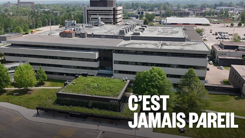 L'Université du Québec à Chicoutimi se dresse sous un ciel gris. 