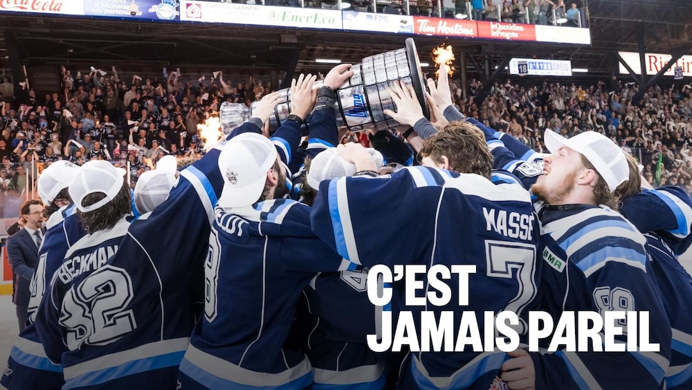 Les Saguenéens de Chicoutimi ont soulevé le trophée Gilles Courteau avec fierté. 