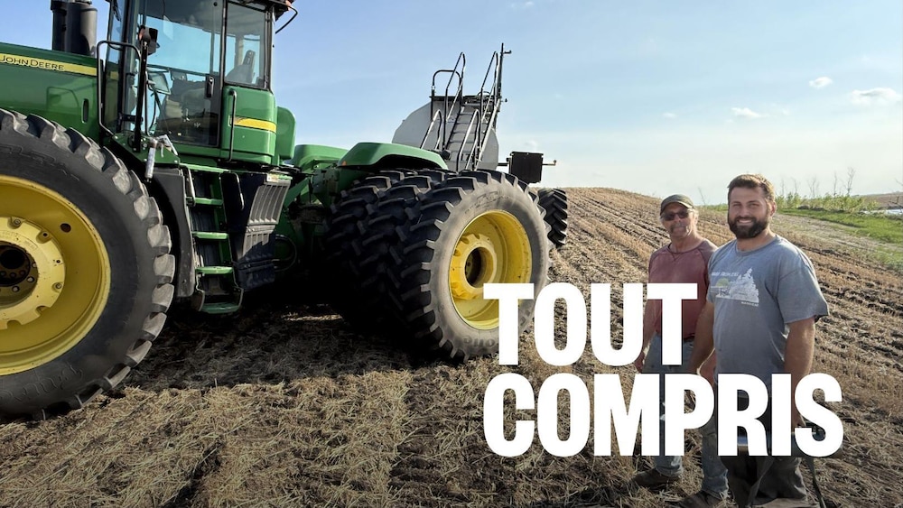 Les agriculteurs Joel Denis et son père, Laurent Denis, sur leur terre agricole située à Saint-Denis, en Saskatchewan.