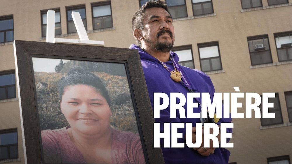 Carol Dubé devant l'hôpital de Joliette en compagnie d'une photo de la mère de famille, un an après la mort de celle-ci.