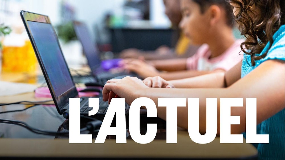 Des élèves d'école primaire devant des ordinateurs portables.