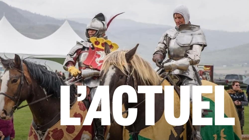 Une chevalière en costume médiéval sur son cheval, et en armure.