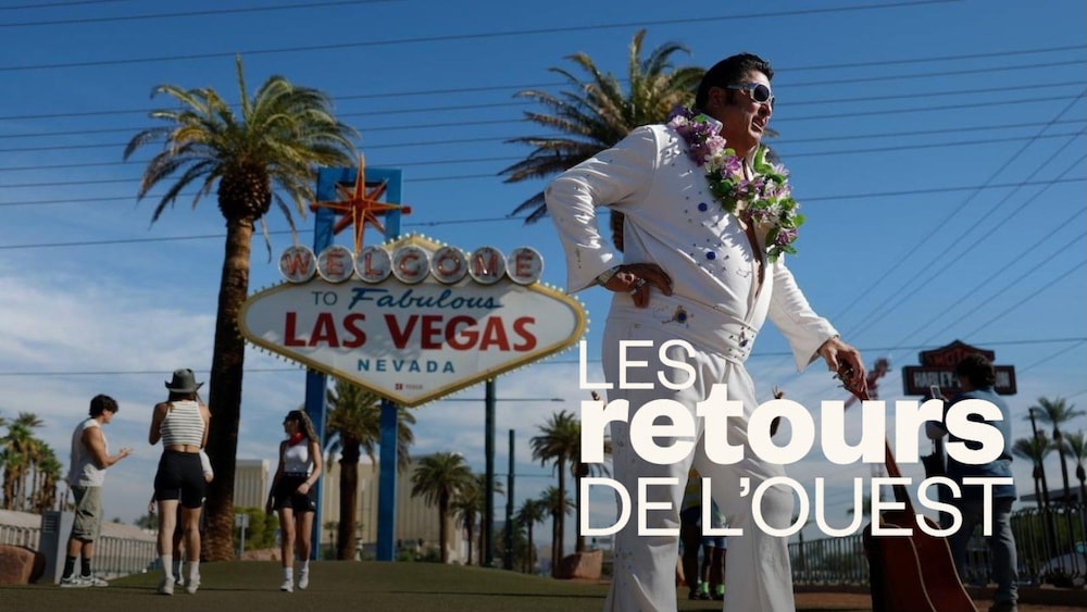 Un imitateur d'Elvis devant un panneau Las Vegas