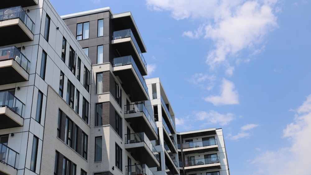Un immeuble à logements.