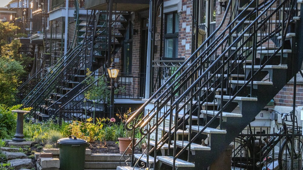 Des escaliers extérieurs d'appartements à Montréal