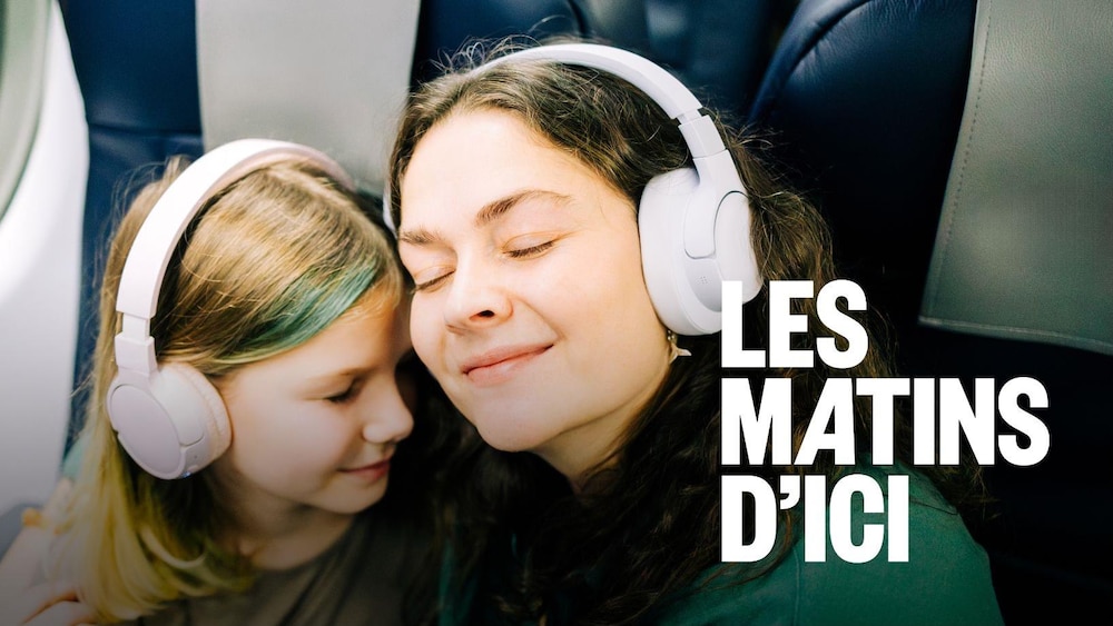 Une femme et sa fille qui écoutent de la musique avec des casques d'écoute.