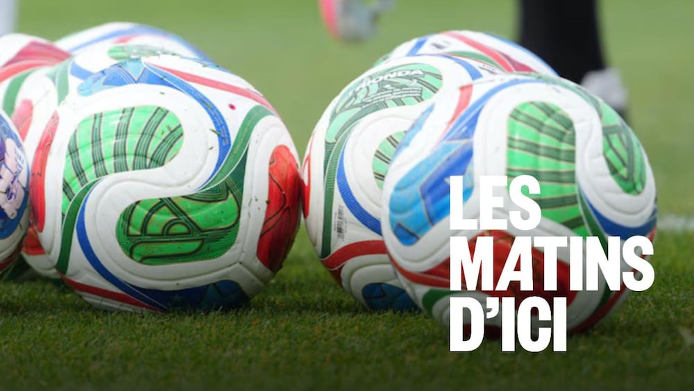 Des ballons de soccer sur le terrain.