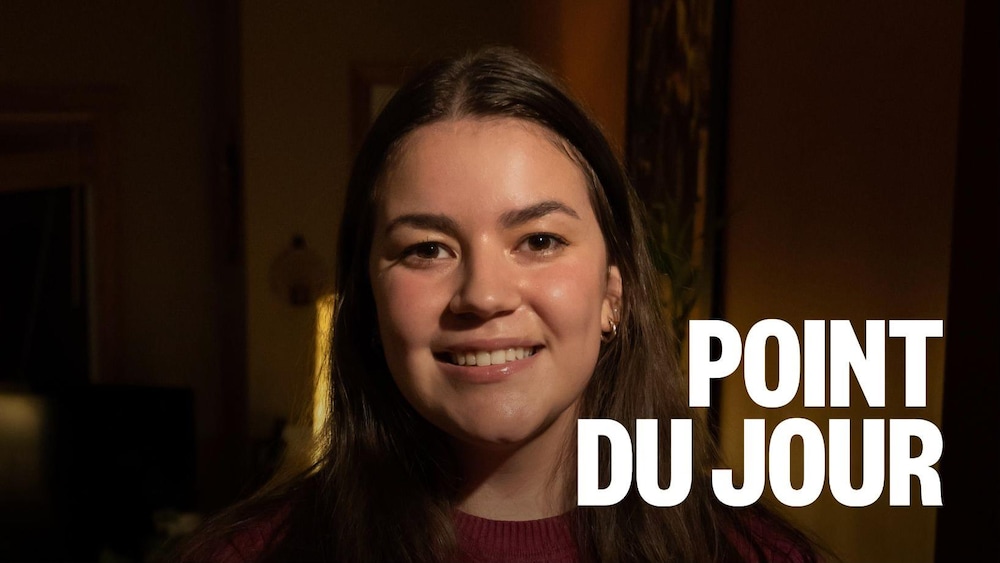 Madeleine Daigneault pose pour la caméra à titre de vice-première ministre du 40e Parlement jeunesse franco-maniotbain.