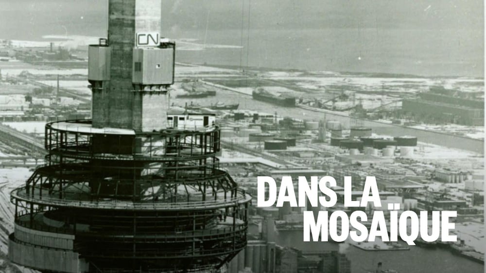 La structure architecturale de la Tour CN est au premier plan.