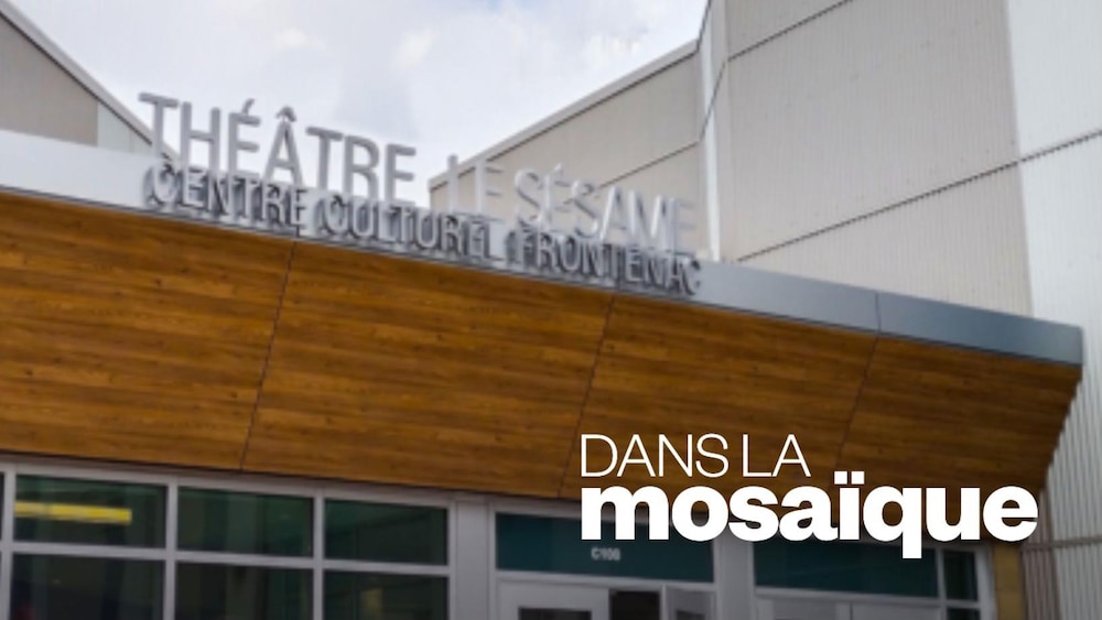 Une salle de spectacle.