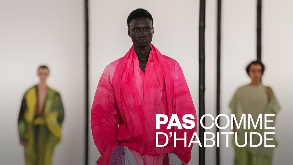 Une personne participe à un défilé de mode.