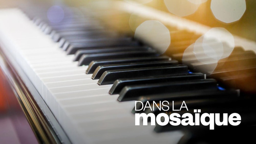 Des touches de piano sont en gros plan.