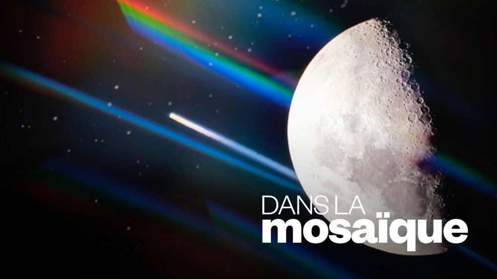 Une photographie présente la lune et des rayons lumineux.